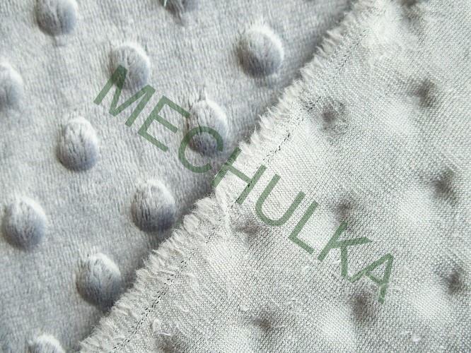 Minky s vytlačenými puntíky - ZMAČKANÝ ZBYTEK 0,33 m - Světle šedé, metráž látka jemný fleece s tečkami - VÝPRODEJ
