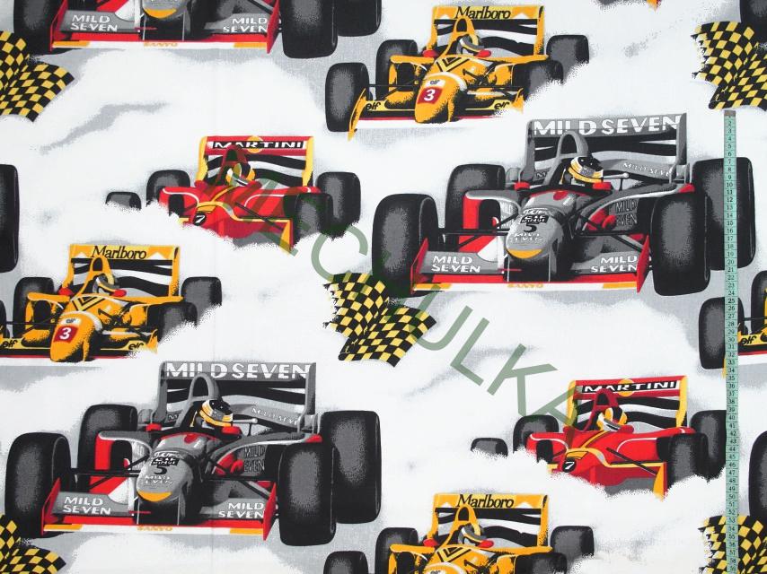 Dětské bavlněné plátno Formule velké - ZBYTEK S KAZEM 0,6 m - bílá látka metráž - VÝPRODEJ