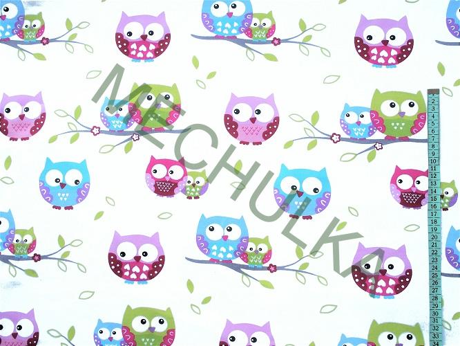 Dětské bavlněné plátno Větší sovy, sovičky na větvi, bílá látka metráž