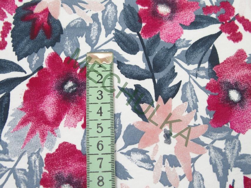 Květiny a listy malinovo-růžovo-modrošedé, tričkovina jednolíc, potištěný bavlněný úplet, látka metráž