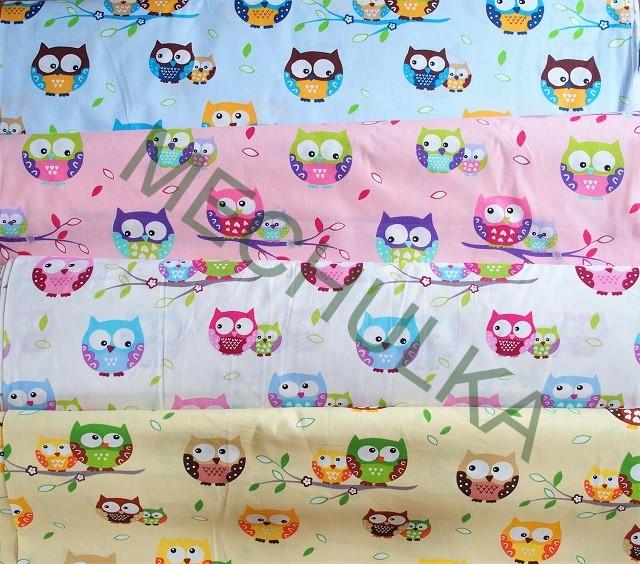 Dětské bavlněné plátno Větší sovy, sovičky na větvi, bílá látka metráž